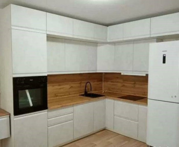 Модульная кухня Бруклин 2.4 x 2 м (Бетон белый) в Берёзовке - beryozovka.mebel54.com | фото